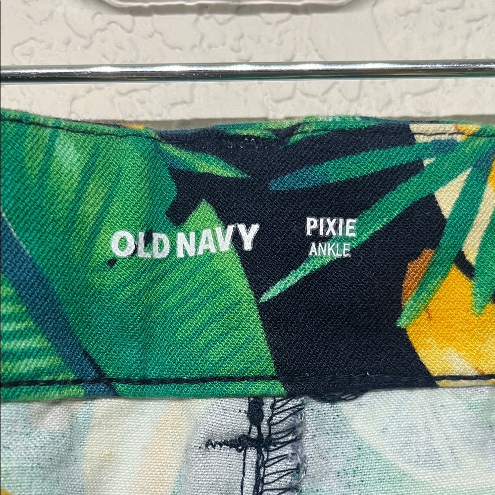 Old Navy Women’s Size 2 Green Tropical Banana Print Pixie Ankle Pants - Picture 2 of 11